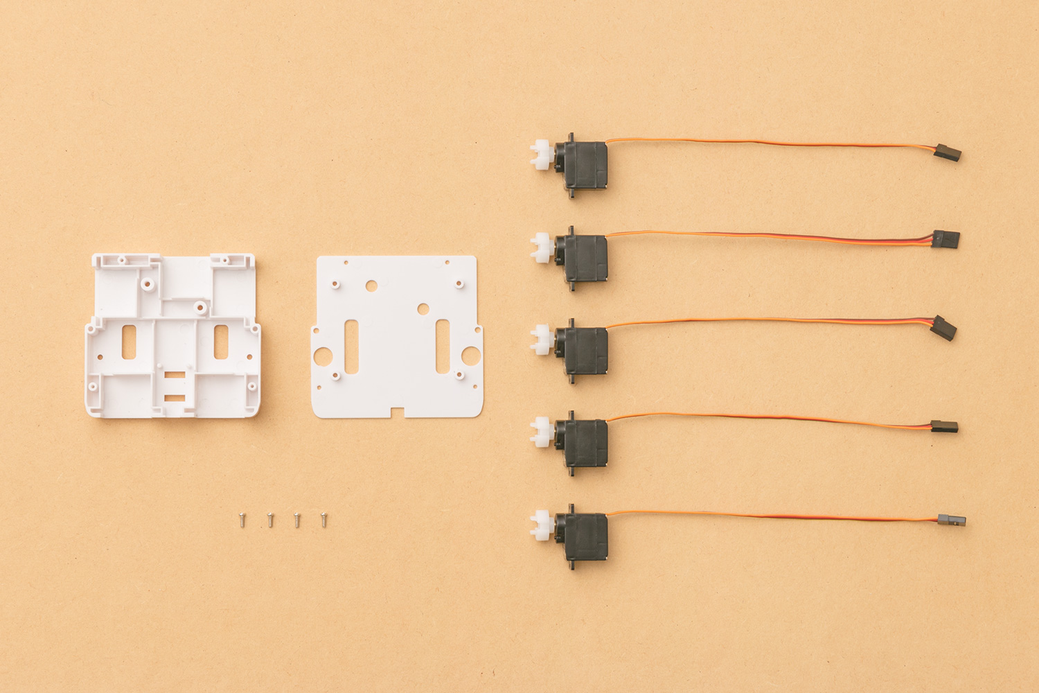 よういするもの:モーターボックス、モーターボックスのフタ、モーター5個、番号シール、モーターボックスのフタのネジ 2.0mm×6mm 4本、ドライバー、ものさし