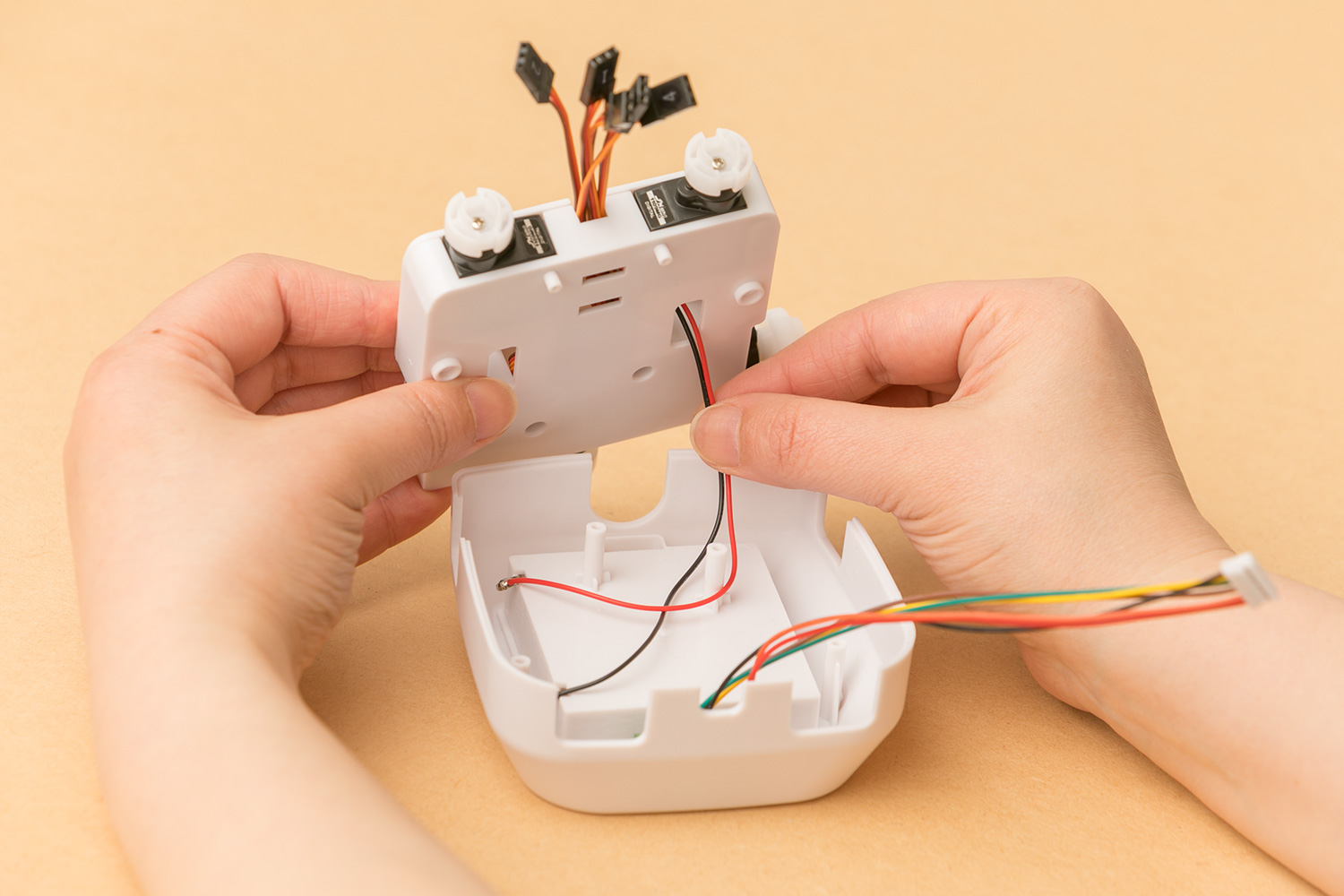 背中パーツの電池ケーブルをモーターボックスの右側の穴に通します。